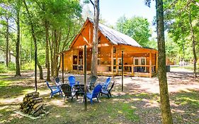 Pet-Friendly Broken Bow Cabin With Private Hot Tub!